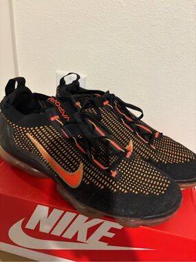 Nike Men’s VaporMax Flyknit Sneaker - Black & Orange
